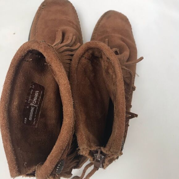 Minnetonka brown leather fringe moccasins with metal detailing - Picture 10 of 10